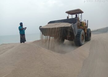 المؤسسة العامة للطرق والجسور تنفذ أعمال صيانة طارئة لتأمين الطرق المتأثرة بموسم الرياح في عدن ولحج