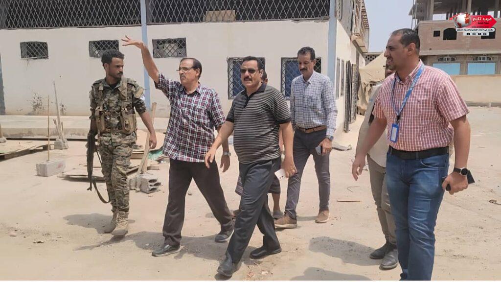مدير عام المنصورة يطلع على المساحة المخصصة لبناء مركز سوء التغذية للأطفال