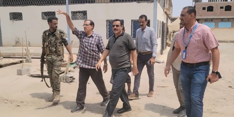 مدير عام المنصورة يطلع على المساحة المخصصة لبناء مركز سوء التغذية للأطفال