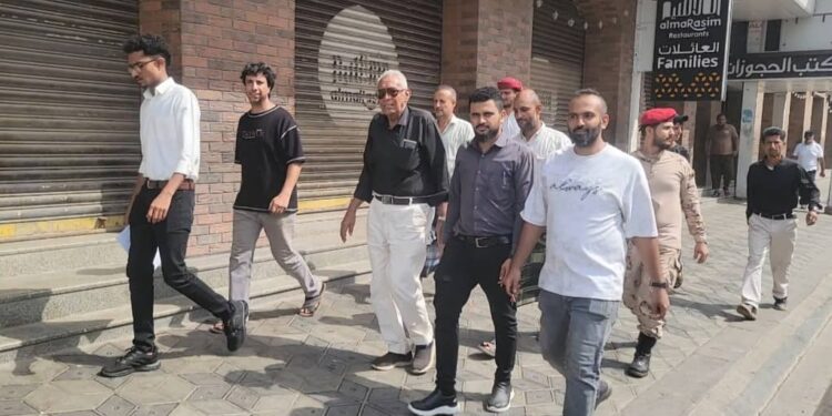 لعدم التزامهم بتخفيض أسعار الوجبات و رسوم إلتحاق الطلبة