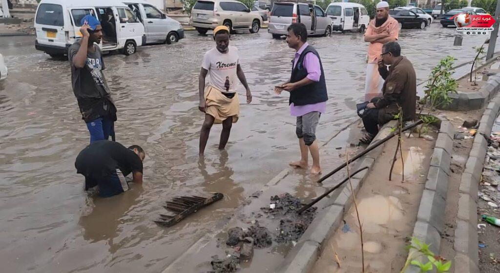السلطة المحلية بمديرية المنصورة تستنفر جهودها عقب الأمطار الغزيرة التي شهدته العاصمة عدن