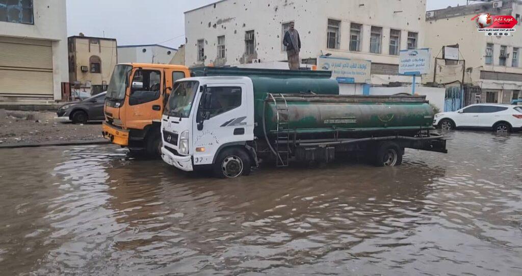 السلطة المحلية بمديرية المنصورة تستنفر جهودها عقب الأمطار الغزيرة التي شهدته العاصمة عدن 2 السلطة المحلية بمديرية المنصورة تستنفر جهودها عقب الأمطار الغزيرة التي شهدته العاصمة عدن