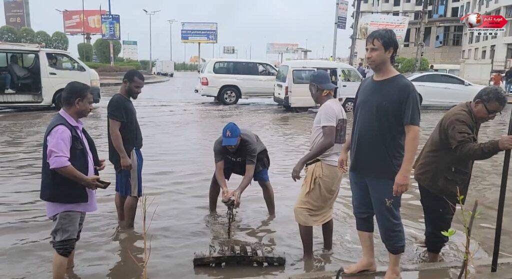السلطة المحلية بمديرية المنصورة تستنفر جهودها عقب الأمطار الغزيرة التي شهدته العاصمة عدن