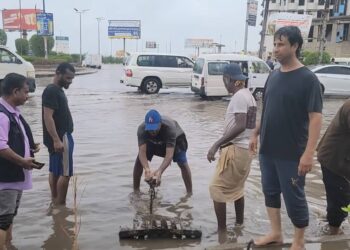 السلطة المحلية بمديرية المنصورة تستنفر جهودها عقب الأمطار الغزيرة التي شهدته العاصمة عدن