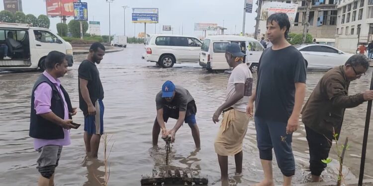 السلطة المحلية بمديرية المنصورة تستنفر جهودها عقب الأمطار الغزيرة التي شهدته العاصمة عدن السلطة المحلية بمديرية المنصورة تستنفر جهودها عقب الأمطار الغزيرة التي شهدته العاصمة عدن