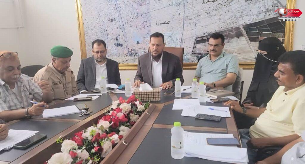 وكيلا عدن "شيخ" و"الكاف" يثمنان دور سلطة المنصورة بتفعيل الإيرادات واهتمامها بالخدمات والبنى التحتية