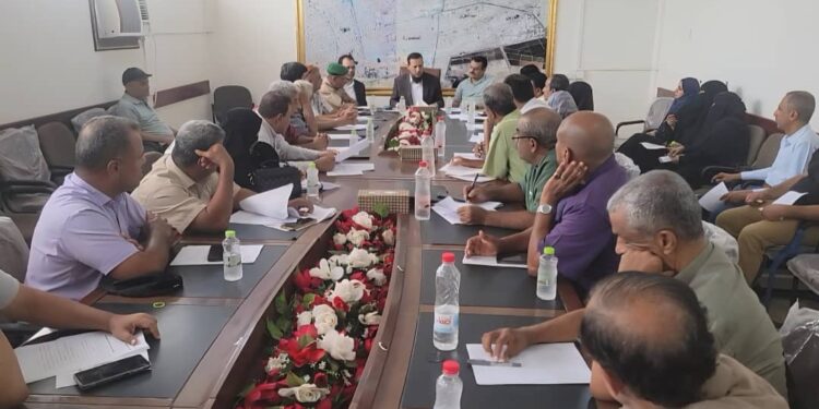 وكيلا عدن “شيخ” و”الكاف” يثمنان دور سلطة المنصورة بتفعيل الإيرادات واهتمامها بالخدمات والبنى التحتية وكيلا عدن “شيخ” و”الكاف” يثمنان دور سلطة المنصورة بتفعيل الإيرادات واهتمامها بالخدمات والبنى التحتية