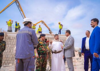 بتمويل الإمارات محافظ شبوة يتفقد أعمال مشروع مبنى الطوارئ بمستشفى بن زايد