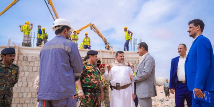 بتمويل الإمارات محافظ شبوة يتفقد أعمال مشروع مبنى الطوارئ بمستشفى بن زايد