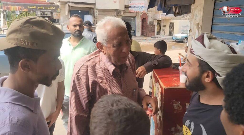 مكتب صناعة المنصورة بعدن يواصل حملته الرقابية لضبط الأسعار ويغلق عدد من المحلات المخالفة