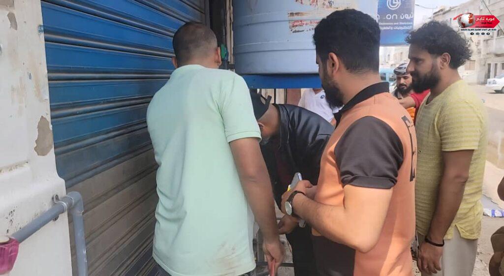 مكتب صناعة المنصورة بعدن يواصل حملته الرقابية لضبط الأسعار ويغلق عدد من المحلات المخالفة