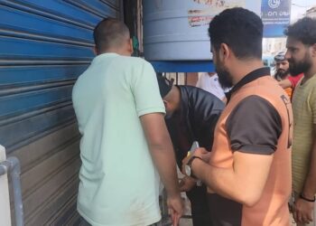 مكتب صناعة المنصورة بعدن يواصل حملته الرقابية لضبط الأسعار ويغلق عدد من المحلات المخالفة