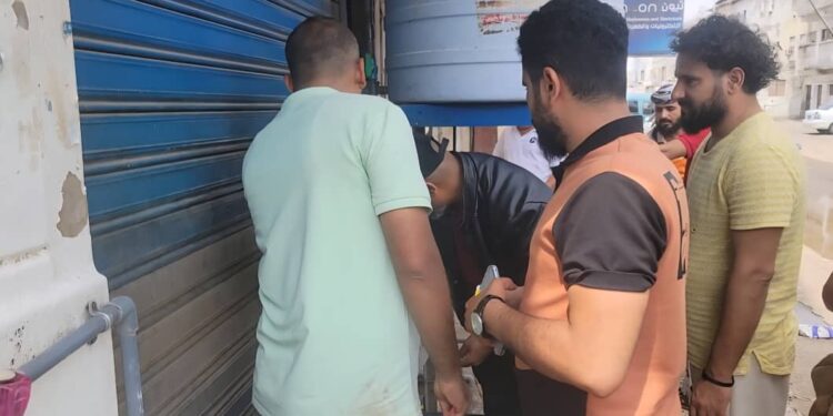 مكتب صناعة المنصورة بعدن يواصل حملته الرقابية لضبط الأسعار ويغلق عدد من المحلات المخالفة