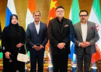 سفراء اليمن الحقيقيون.. وجوه مضيئة في المنصات الدولية