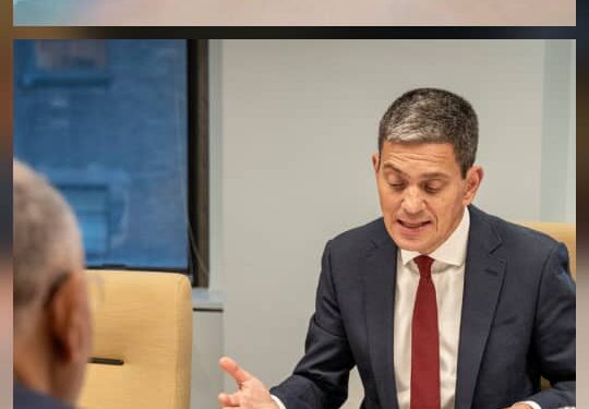 الرئيس الزُبيدي يلتقي رئيس لجنة الإنقاذ الدولية