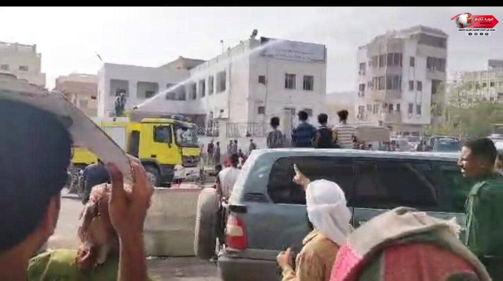 قال أحمد شوقي:قُم لِلمُعَلِّمِ وَفِّهِ التَبجيـــــــــــلا كادَ المُعَلِّمُ أَن يَكونَ رَســـــــولاأَعَلِمتَ أَشرَفَ أَو أَجَلَّ مِنَ الَّذي يَبني وَيُنشِئُ أَنفُسًا وَعُقولا 3 قال أحمد شوقي:قُم لِلمُعَلِّمِ وَفِّهِ التَبجيـــــــــــلا كادَ المُعَلِّمُ أَن يَكونَ رَســـــــولاأَعَلِمتَ أَشرَفَ أَو أَجَلَّ مِنَ الَّذي يَبني وَيُنشِئُ أَنفُسًا وَعُقولا