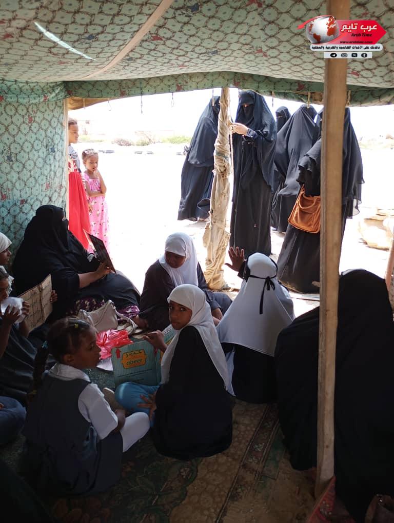 نساء مدينة الحامي بمديريةالشحر ينضمن وقفة تضامنية مع المعلم لإستعادة حقوقة