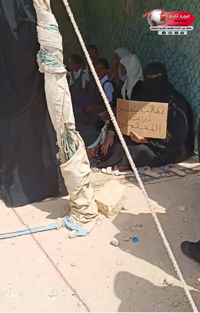 نساء مدينة الحامي بمديريةالشحر ينضمن وقفة تضامنية مع المعلم لإستعادة حقوقة 4 نساء مدينة الحامي بمديريةالشحر ينضمن وقفة تضامنية مع المعلم لإستعادة حقوقة