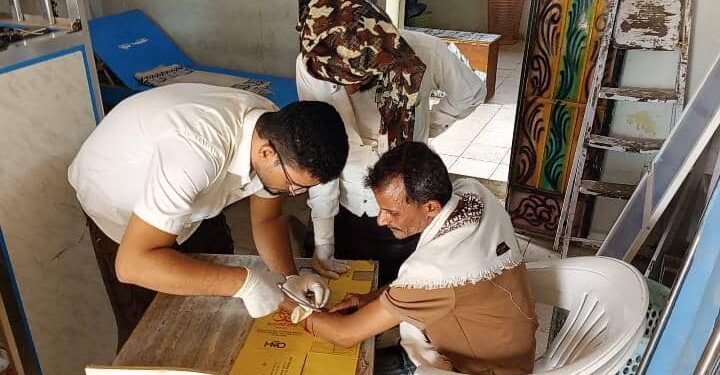 الدكتور محمد سفيان الحوشبي ينجح في إجراء عملية جراحية لمدير مستشفى المسيمير