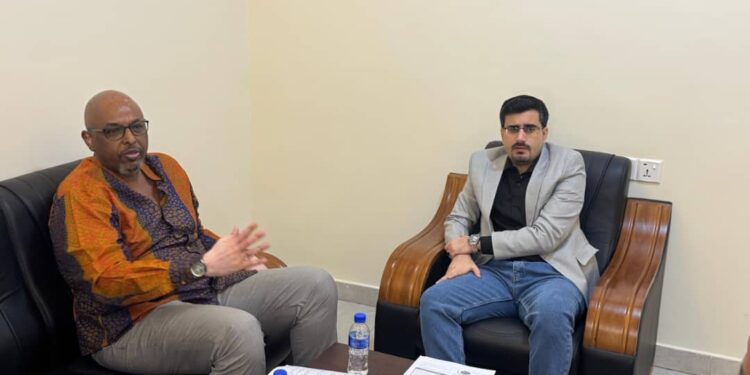 نائب وزير المياه والبيئة يناقش مع نائب رئيس مكتب الأمم المتحدة لتنسيق الشؤون الانسانية (أوتشا) في اليمن آليات الاستجابة الإنسانية للكوارث