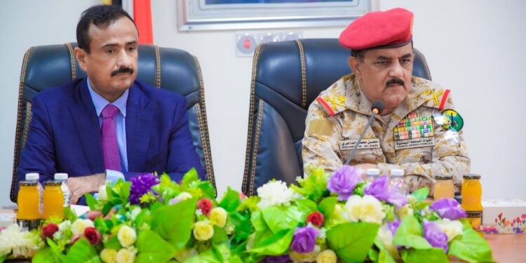 بحضور وزير الدفاع.. محافظ شبوة يستعرض الإنجازات الأمنية والعسكرية