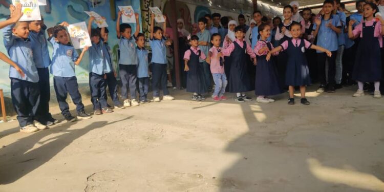 عرض إذاعي صباحي لطلاب الصف الأول الابتدائي بمدرسة الجيل الأهلية في خورمكسر