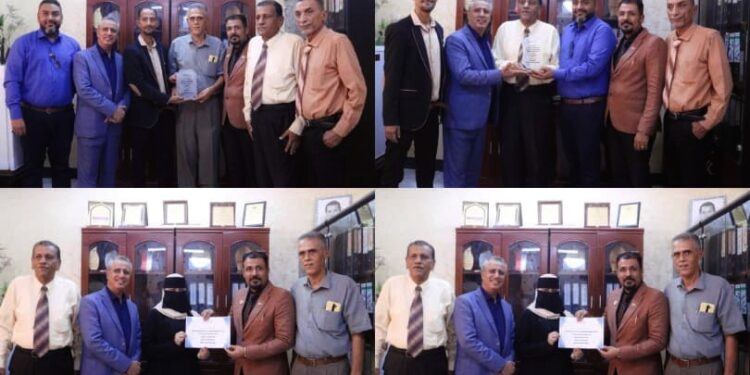 نقابات البنوك تكرم قيادة مكتب الشؤون الاجتماعية والعمل بعدن تقديرا لجهودها في دعم العمل النقابي والمجتمعي نقابات البنوك تكرم قيادة مكتب الشؤون الاجتماعية والعمل بعدن تقديرا لجهودها في دعم العمل النقابي والمجتمعي