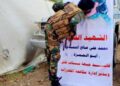 رفيقُ دربٍ يقبّل صورةَ قائدهِ المغوار بشوقٍ حارٍّ بعد عامٍ من الفراق