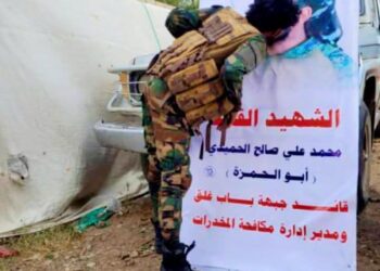 رفيقُ دربٍ يقبّل صورةَ قائدهِ المغوار بشوقٍ حارٍّ بعد عامٍ من الفراق