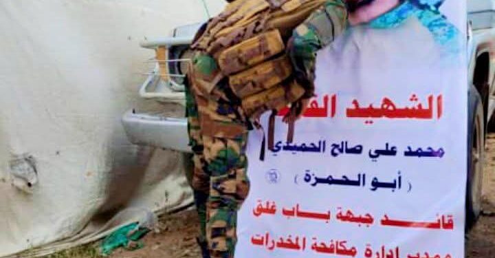 رفيقُ دربٍ يقبّل صورةَ قائدهِ المغوار بشوقٍ حارٍّ بعد عامٍ من الفراق