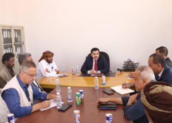 بن عفرار يناقش مع مدراء فروع مؤسسة المياه والصرف الصحي التحديات وتعزيز الأداء بالمهرة