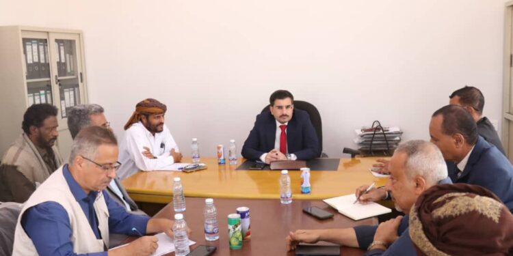 بن عفرار يناقش مع مدراء فروع مؤسسة المياه والصرف الصحي التحديات وتعزيز الأداء بالمهرة