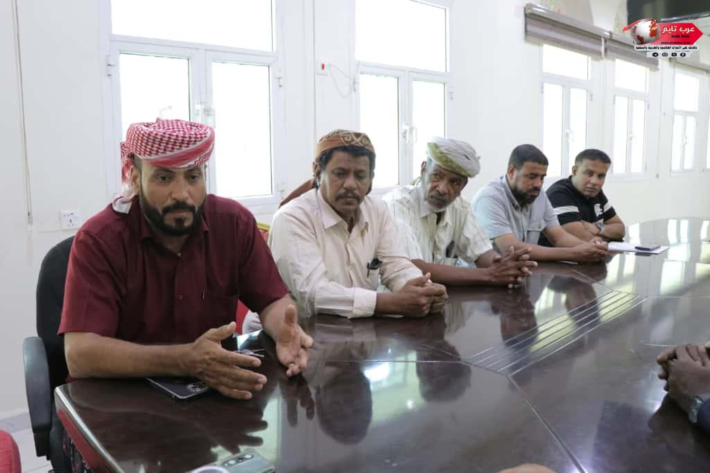 انتقالي الشحر يبحث مع المدير العام أبرز القضايا الخدمية بالمديرية