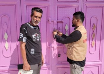 مكتب صناعة المنصورة بعدن يواصل حملته الرقابية لضبط الأسعار ويغلق عدد من المحلات المخالفة