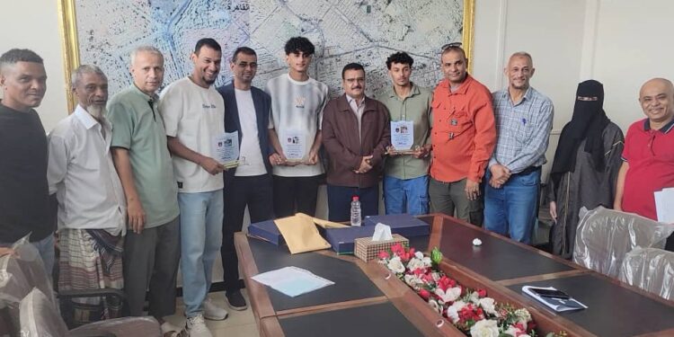 إدارة أهلي عدن تكرم ابطال بطولة الكرة الشاطئية إدارة أهلي عدن تكرم ابطال بطولة الكرة الشاطئية