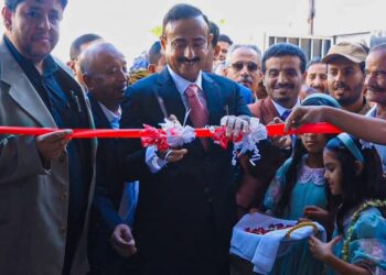 المحافظ بن الوزير يفتتح مهرجان شبوة الأول للعسل المحافظ بن الوزير يفتتح مهرجان شبوة الأول للعسل