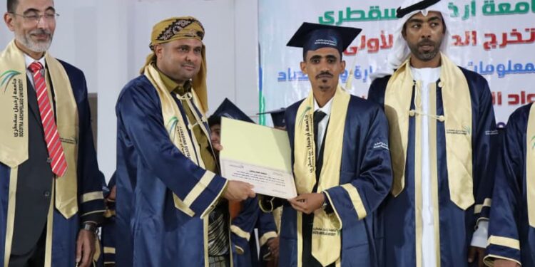 ومن هنا أقول سلامي لِـ”مي” في ظفار الحنـون ومن هنا أقول سلامي لِـ”مي” في ظفار الحنـون