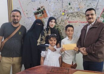 مدير عام المنصورة يكرم الطالب “رشيد أحمد” الفائز في مسابقة الأغنية الوطنية بمدارس المديرية مدير عام المنصورة يكرم الطالب “رشيد أحمد” الفائز في مسابقة الأغنية الوطنية بمدارس المديرية