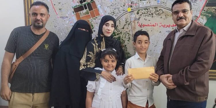 مدير عام المنصورة يكرم الطالب “رشيد أحمد” الفائز في مسابقة الأغنية الوطنية بمدارس المديرية مدير عام المنصورة يكرم الطالب “رشيد أحمد” الفائز في مسابقة الأغنية الوطنية بمدارس المديرية