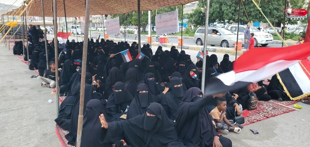 إستجابة لدعوة انتقالي حضرموت أبناء الشحر يشاركون مخيم اعتصام شعبي واسع بالمكلا