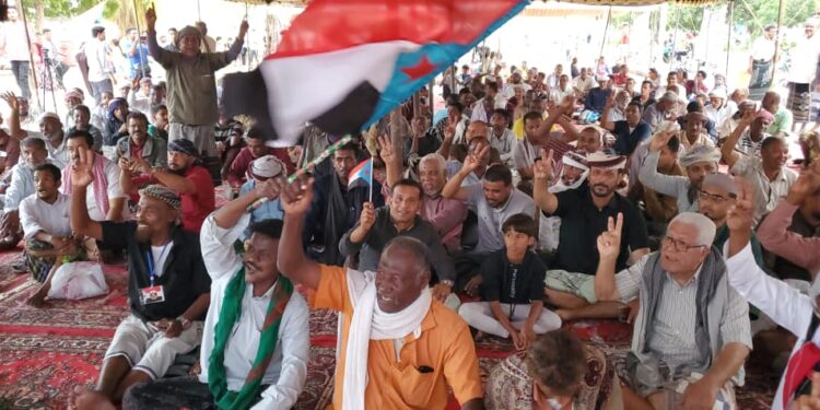 إستجابة لدعوة انتقالي حضرموت أبناء الشحر يشاركون مخيم اعتصام شعبي واسع بالمكلا