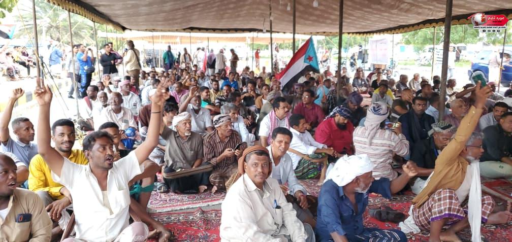 إستجابة لدعوة انتقالي حضرموت أبناء الشحر يشاركون مخيم اعتصام شعبي واسع بالمكلا