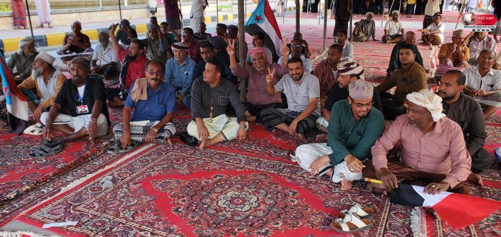 إستجابة لدعوة انتقالي حضرموت أبناء الشحر يشاركون مخيم اعتصام شعبي واسع بالمكلا