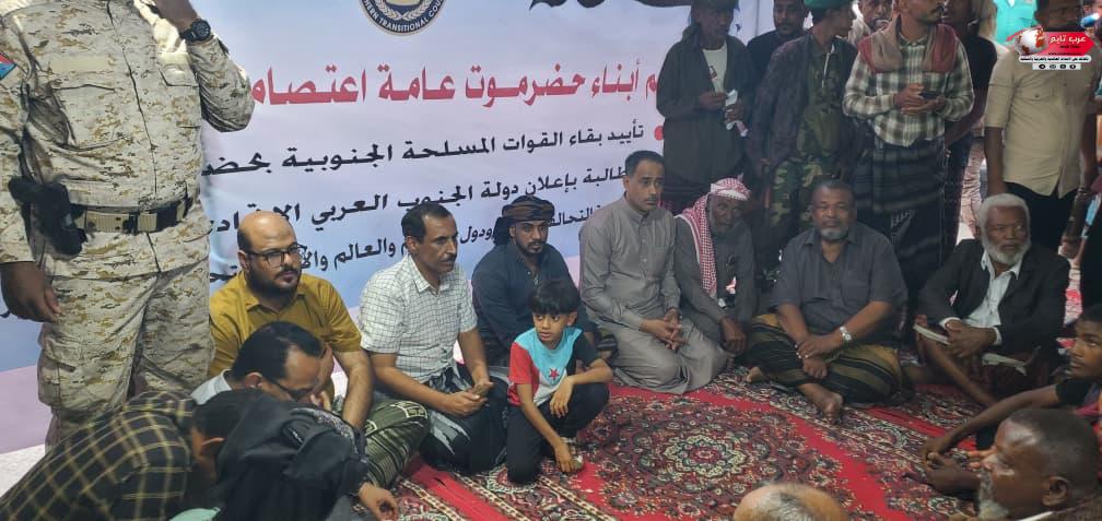 إستجابة لدعوة انتقالي حضرموت أبناء الشحر يشاركون مخيم اعتصام شعبي واسع بالمكلا