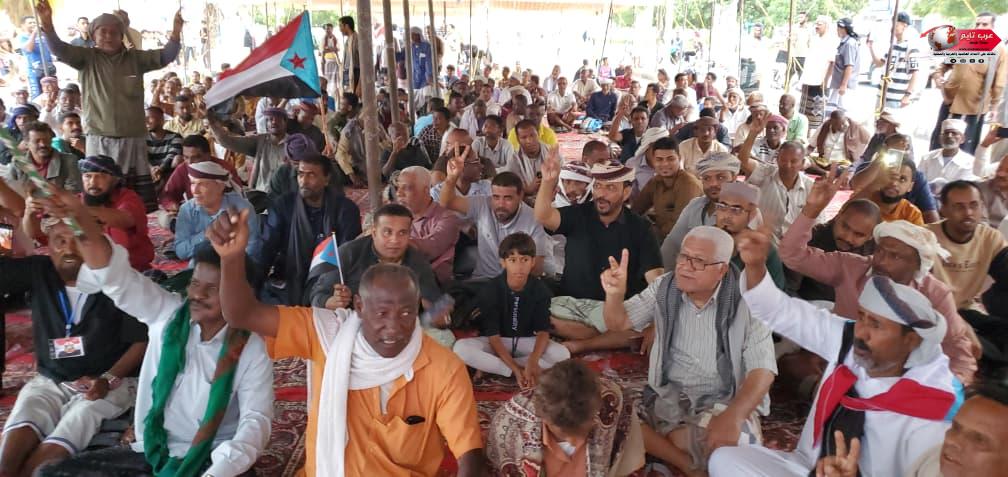 إستجابة لدعوة انتقالي حضرموت أبناء الشحر يشاركون مخيم اعتصام شعبي واسع بالمكلا