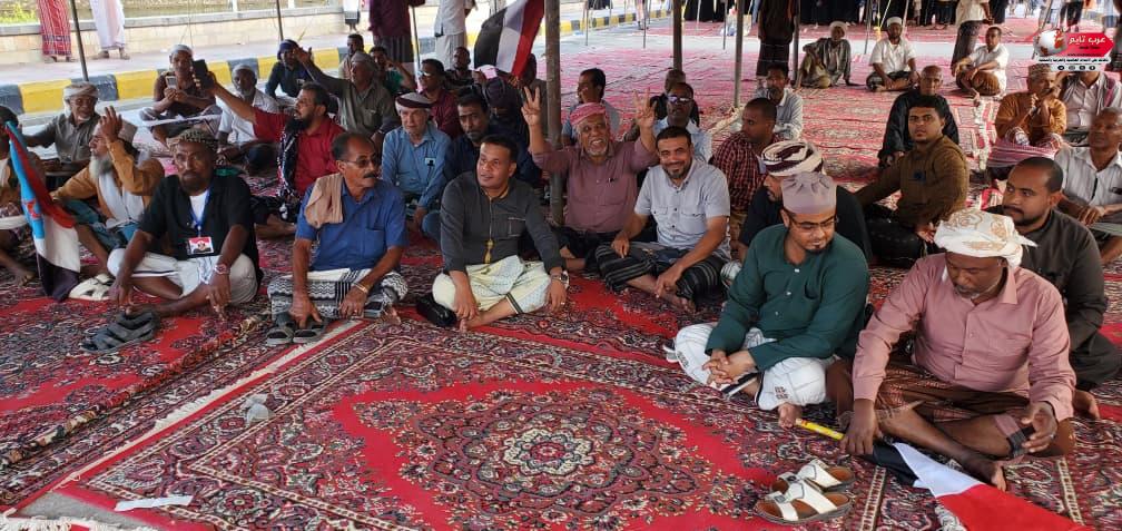 إستجابة لدعوة انتقالي حضرموت أبناء الشحر يشاركون مخيم اعتصام شعبي واسع بالمكلا