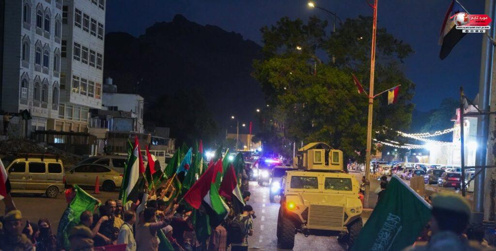 عاجل | الآلاف من أبناء الجنوب يتجمعون أمام قصر معاشيق للمطالبة باستعادة دولة الجنوب العربي، بالتزامن مع وصول وفد سعودي إماراتي إلى العاصمة عدن. 2 عاجل | الآلاف من أبناء الجنوب يتجمعون أمام قصر معاشيق للمطالبة باستعادة دولة الجنوب العربي، بالتزامن مع وصول وفد سعودي إماراتي إلى العاصمة عدن.