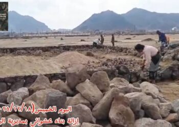 وحدة حماية الأراضي تنفذ الحماية الأمنية لإزالة بناء عشوائي بجانب مطار صلاح الدين بالعاصمة عدن