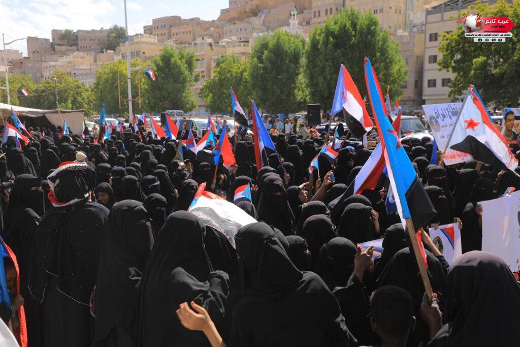 حضور حاشد لحرائر وماجدات مديرية الشحر في ساحة الاعتصام بالمكلا