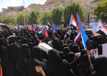 حضور حاشد لحرائر وماجدات مديرية الشحر في ساحة الاعتصام بالمكلا